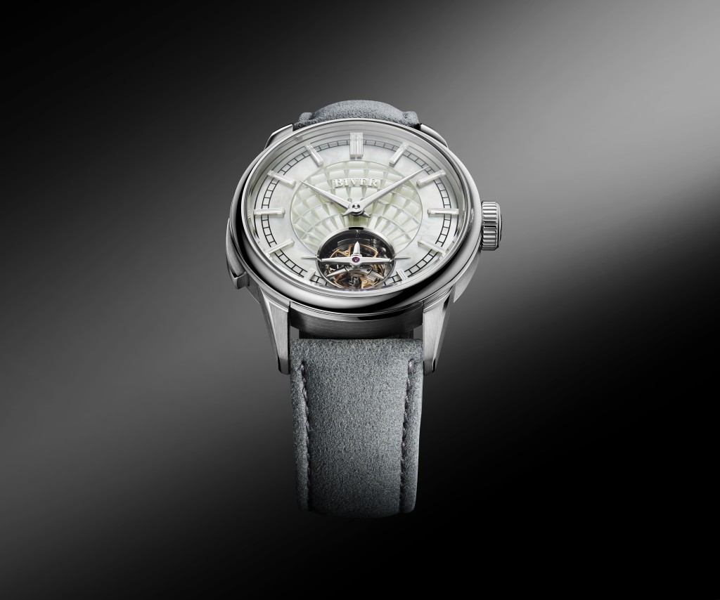 錶盤以極高超的手法雕刻出如地球儀的立體圖案，並配以長方形鑽石時刻。