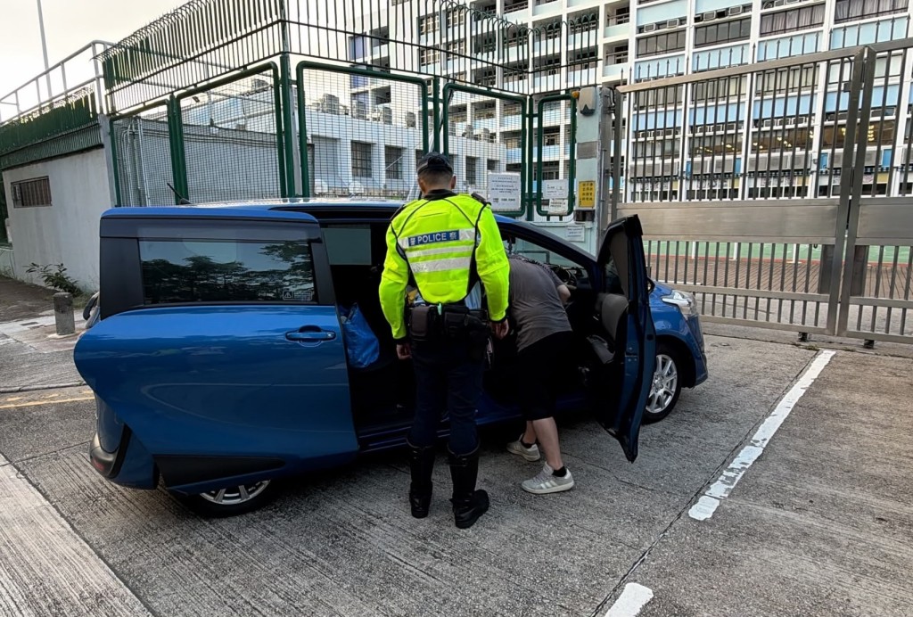 警方已扣留調查兩輛私家車，以作進一步檢驗。