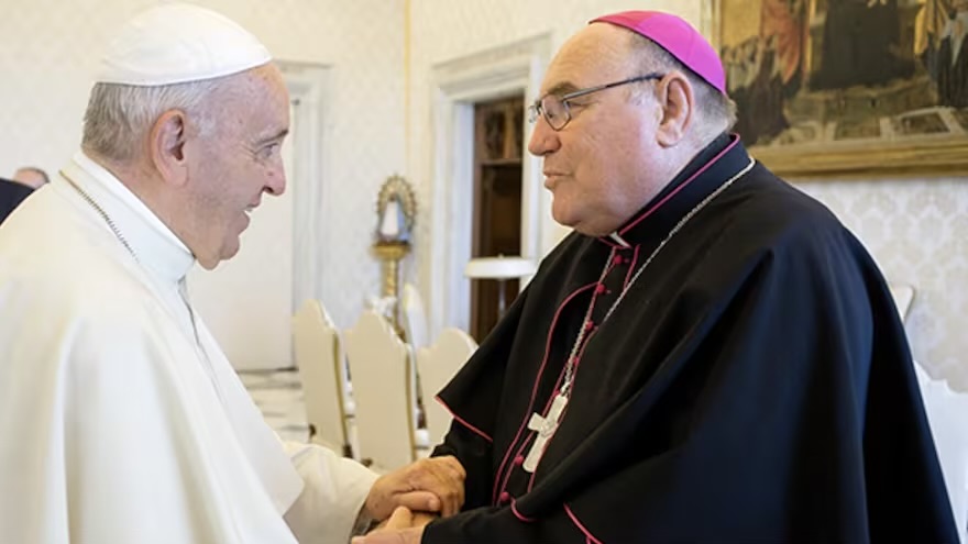 2019年6月24日，教宗方济各在梵蒂冈举行会议期间，迎接澳洲布鲁姆主教桑德斯。  Vatican Media
