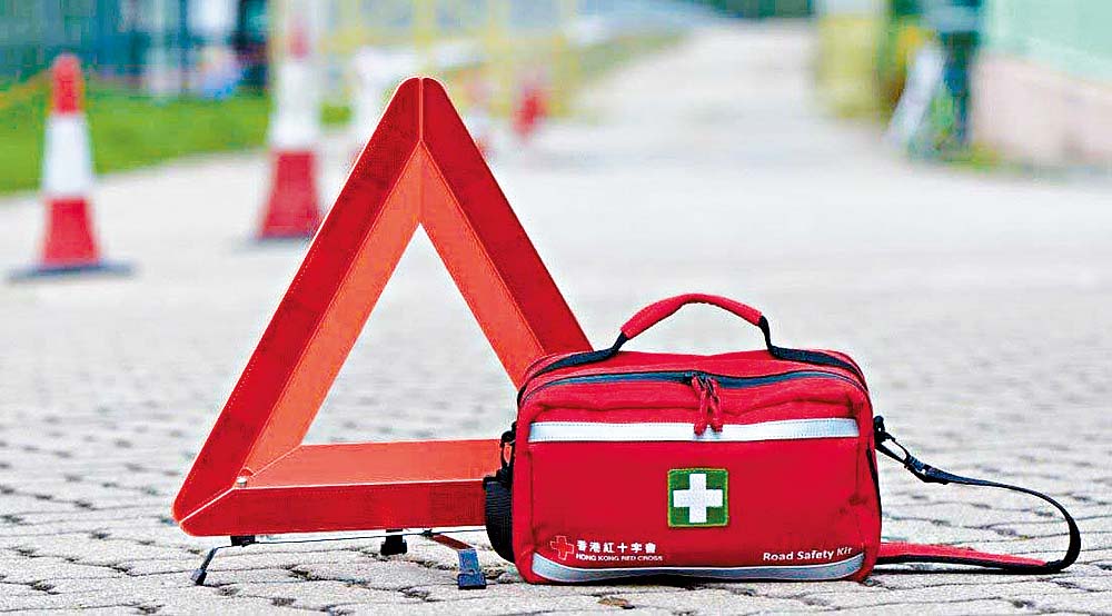 每位完成課堂的學員可獲發出席證書、一個道路安全急救包、三角警示路牌及車身貼紙，以便於意外發生時能做好進行施救或自救的準備。