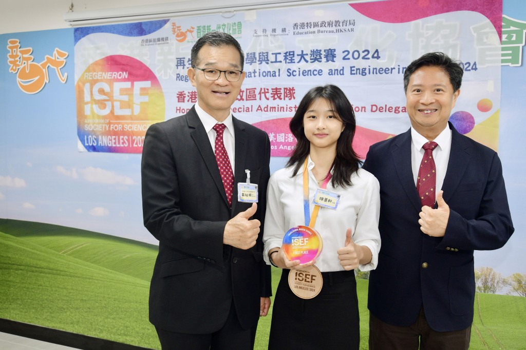已返港的陳蕙軒與另外7名香港代表隊成員，昨接受香港新一代文化協會嘉許。