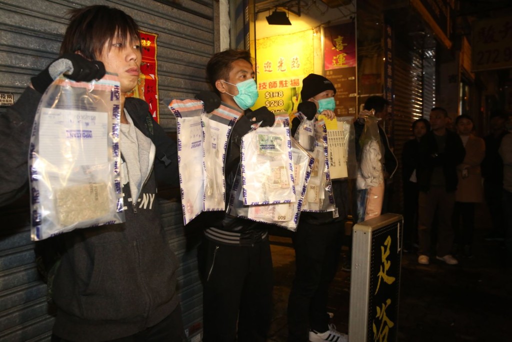 37克懷疑「冰」毒、約156克懷疑大麻草和小量懷疑麻古，毒品總值約六萬元。徐裕民攝