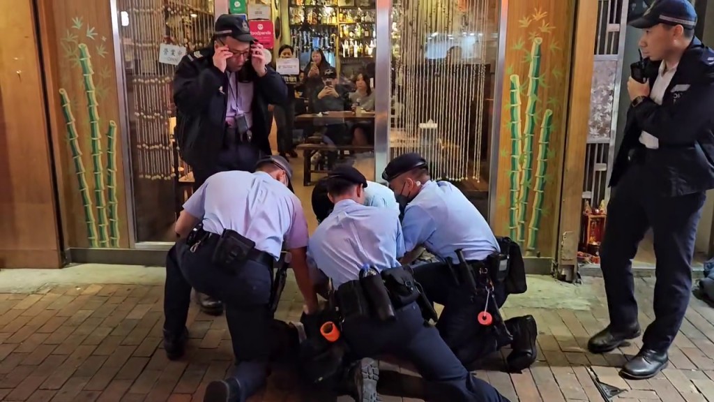 一名警員站起直言被對方「踢完一腳又一腳」。香港突發事故報料區FB