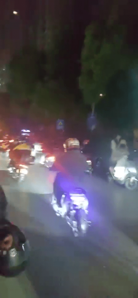 大批外賣員到現場聲援。 大批外賣員到現場聲援。