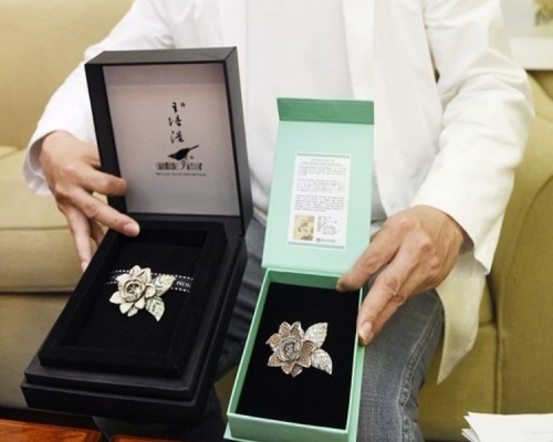 左為王培浩的「梔子花別針」設計。右為台北故宮涉抄襲的文創商品「牡丹別針」。