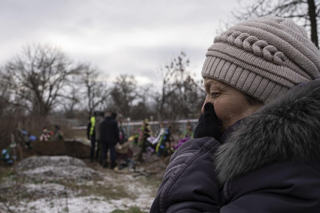 一名烏克蘭婦女得知丈夫被俄羅斯軍隊殺害後在悲哀痛哭。AP