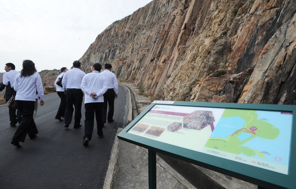 郭偉强敦促加強香港國家地質公園的配套設施和宣傳。
