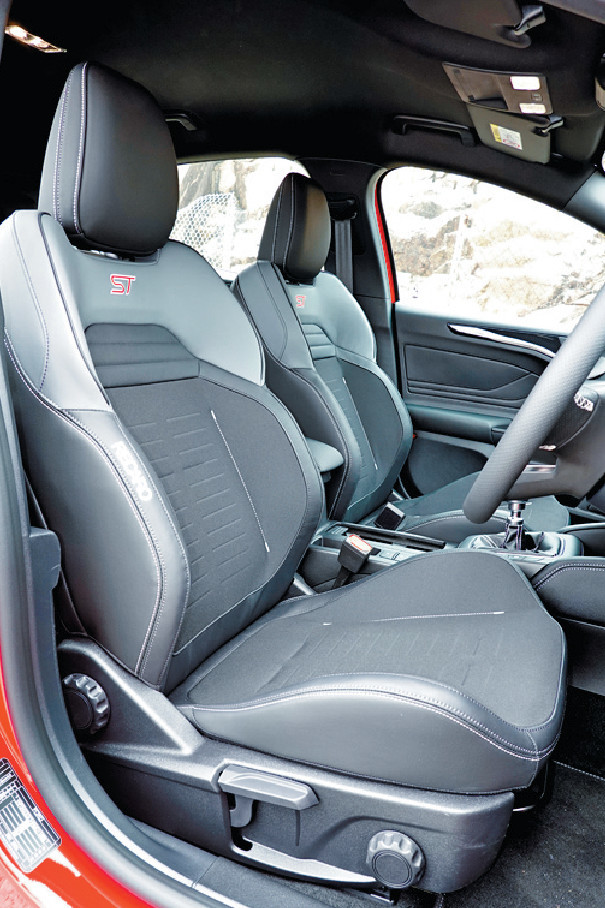 ■交車版本將換上六段電控桶椅。 ■交車版本將換上六段電控桶椅。