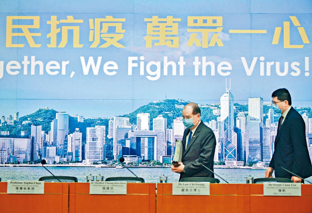 張建宗（右二）呼籲市民包容，並提議打工仔買外賣回寫字樓進食。