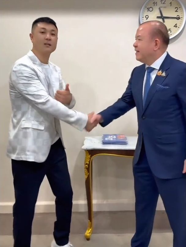 太原老葛與泰國商業部長披猜握手。