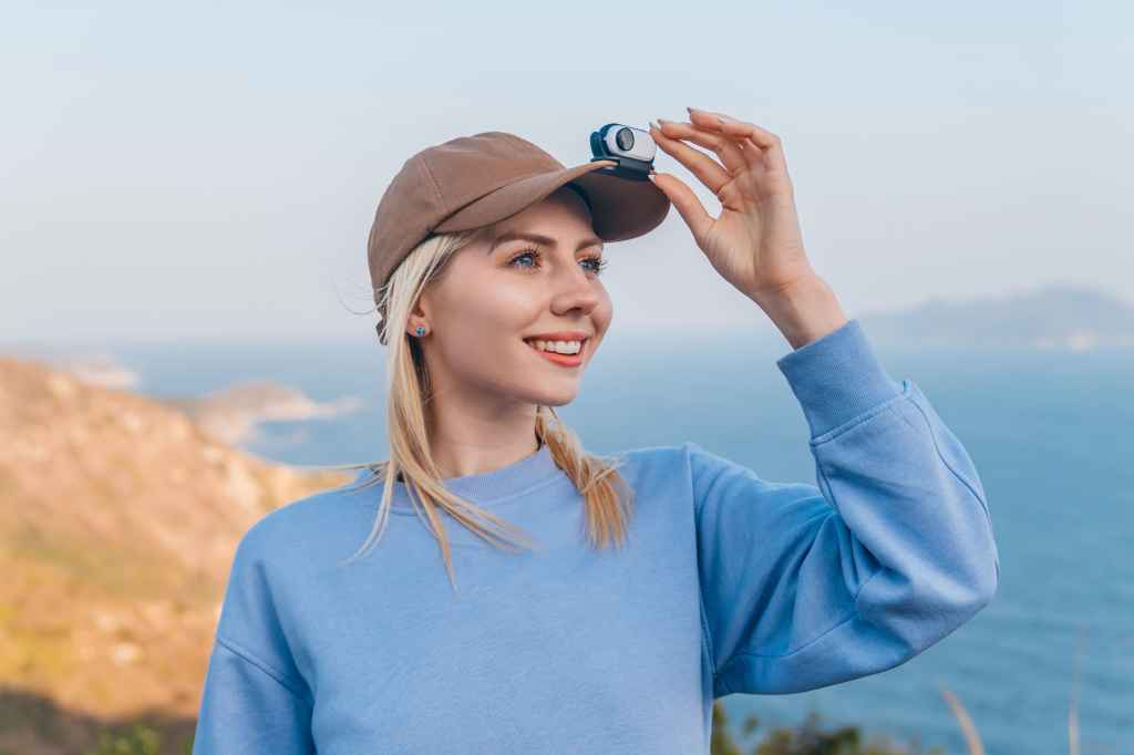 Insta360第二代迷你運動相機GO 2，賣相依舊，可輕易夾於衣帽上，以第一身角度拍攝。