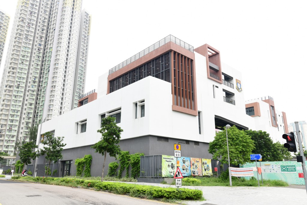 文理書院(九龍)位於啟德發展區的新校舍,其外型設計因配合發展區而與一般學校有所不同。