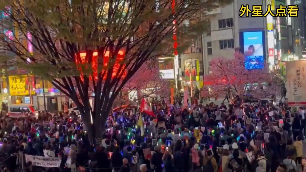 现场连续两日有民众集会。