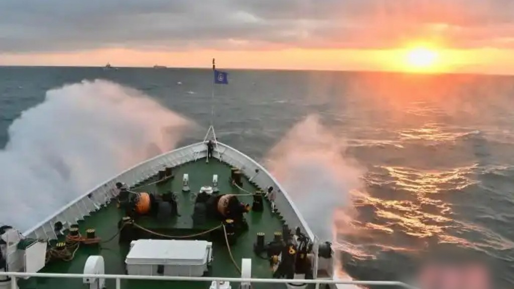 台灣海峽首艘大型巡航救助船「海巡06」輪參與行動。中新社 台灣海峽首艘大型巡航救助船「海巡06」輪參與行動。中新社