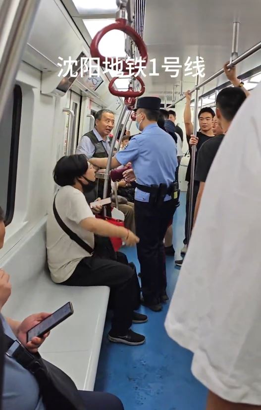 瀋陽有男子在地鐵與人爭位，其間突然情緒崩潰𨂽地爆喊。