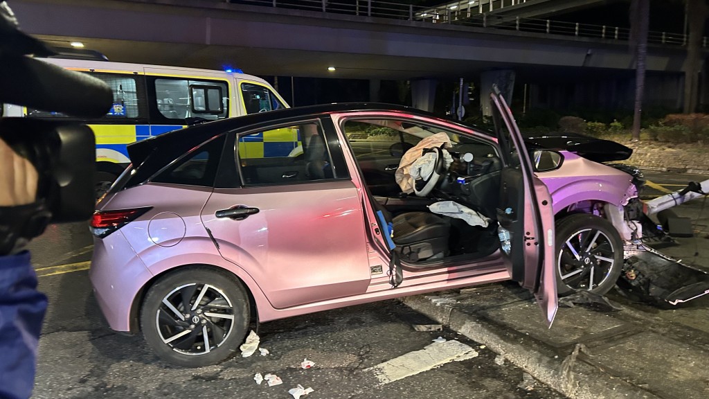 私家車車頭損毀，安全氣袋彈出。