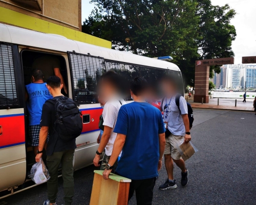 街頭聚賭,多人被捕。警方圖片