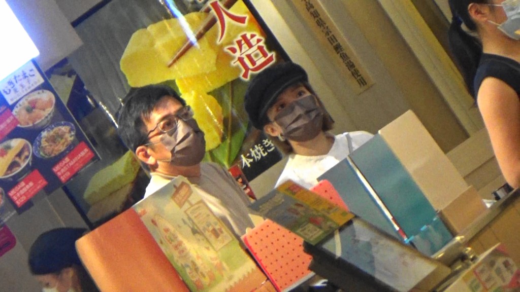華哥日前晚上陪愛女芷晴漫遊沙田新城市廣場，兩人買完嘢食又睇衫。