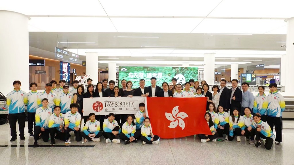 律師會訪問團抵達成都,並與正在港隊武術代表團交流。香港律師會facebook圖片