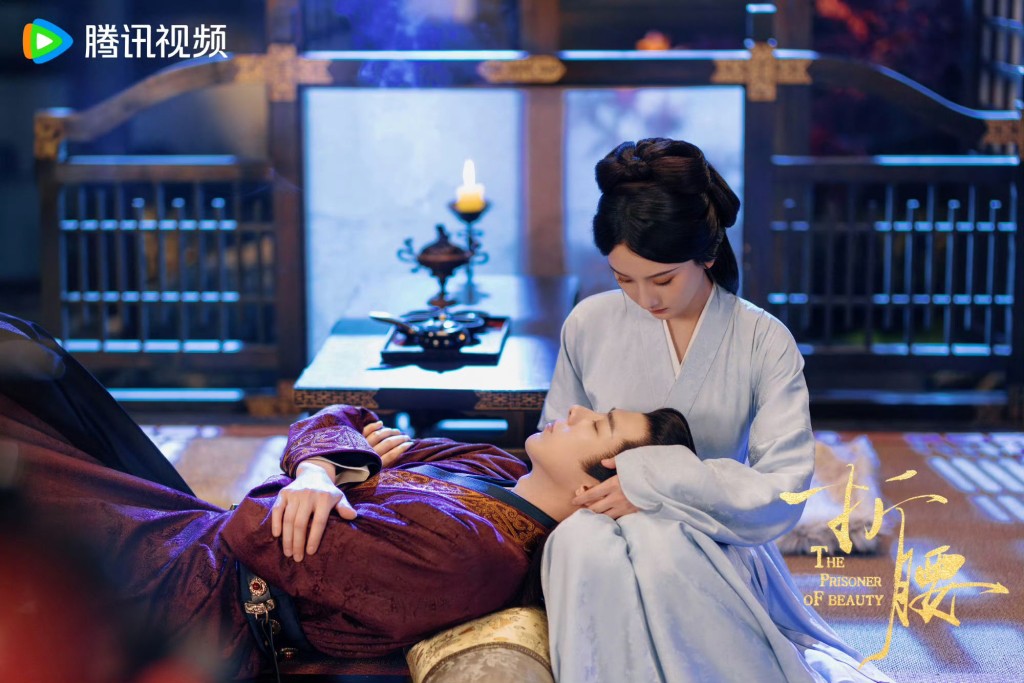 小喬替魏劭按摩頭部。 小喬替魏劭按摩頭部。
