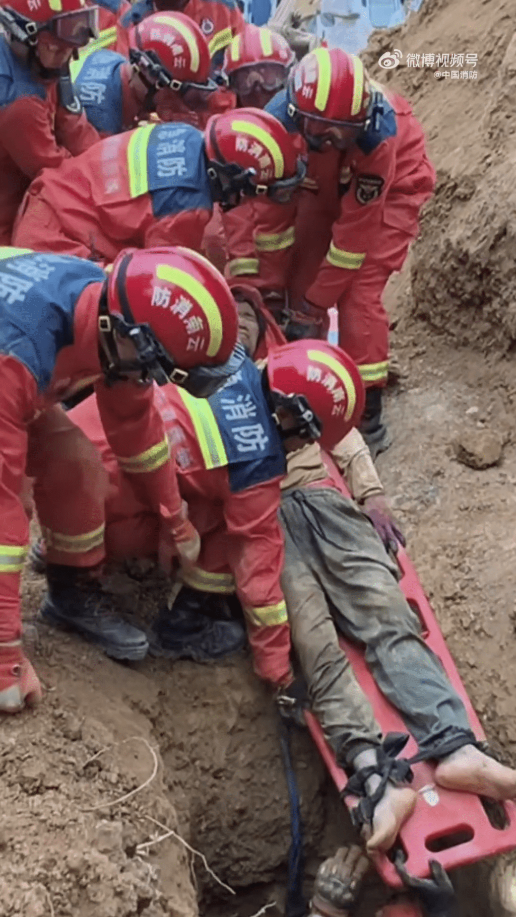 消防员现场抢救被困人士。 中国消防
