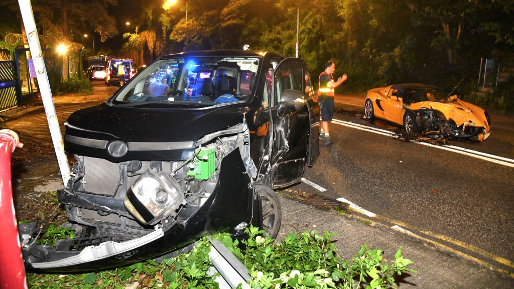 七人車失控剷上行人路。徐裕民攝