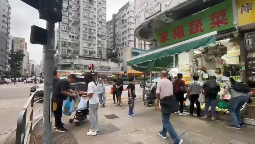 老婦疑屢次從長沙灣一菜檔偷取蔬菜。讀者提供 老婦疑屢次從長沙灣一菜檔偷取蔬菜。讀者提供