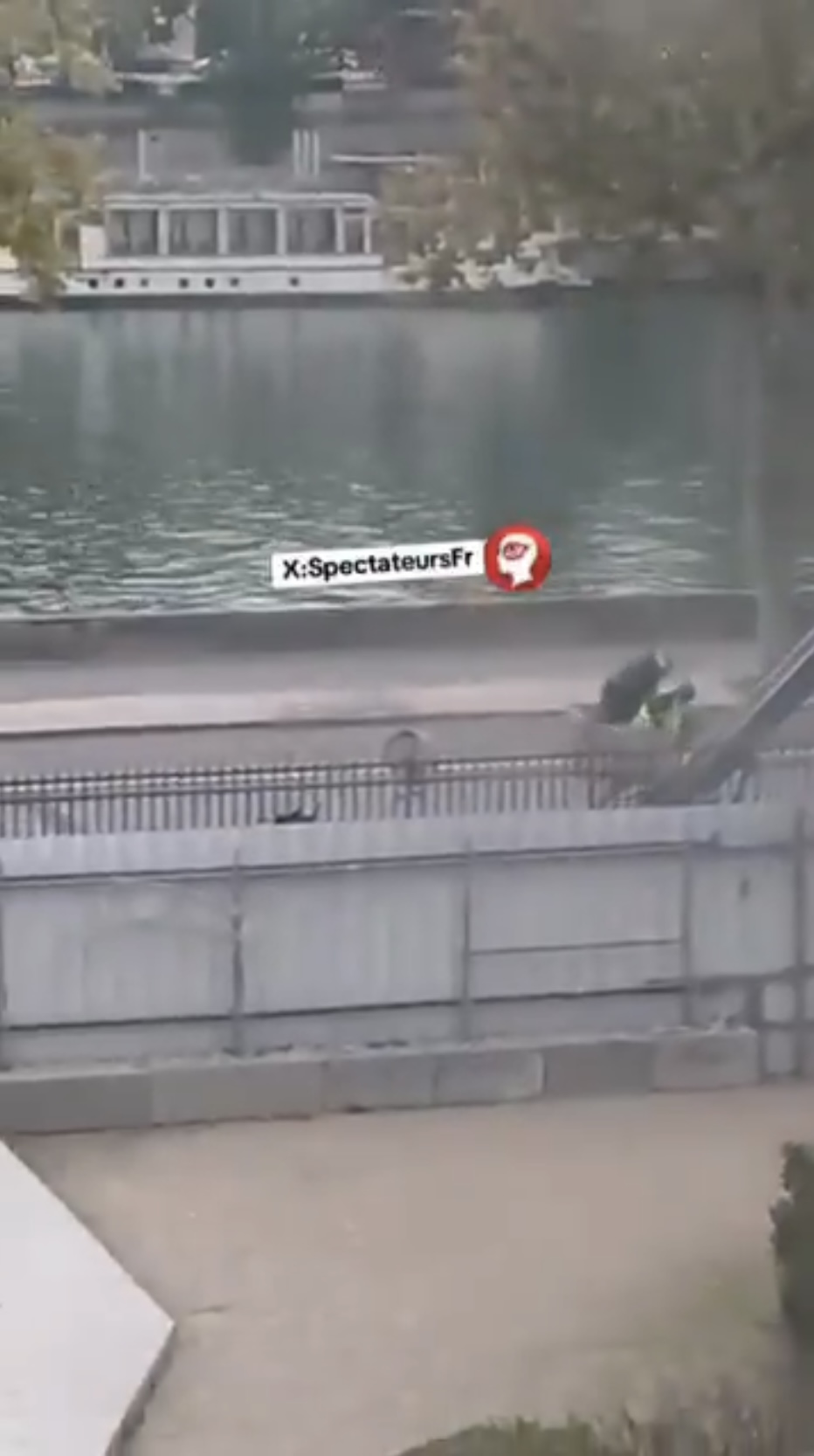 羅浮宮竊賊約花30多秒從展廳落到地面。 X@SpectateursFr 羅浮宮竊賊約花30多秒從展廳落到地面。 X@SpectateursFr