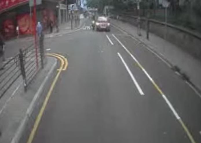 電單車與私家車沿海防道並排而行。fb 馬路的事討論區