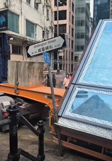 路牌的鐵柱開始不穩跌下。fb 車cam L（香港群組）SH Hong影片截圖  