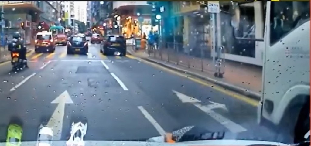 西环早前有一名行人因不小心过马路而被车辆撞倒。警方FB图片