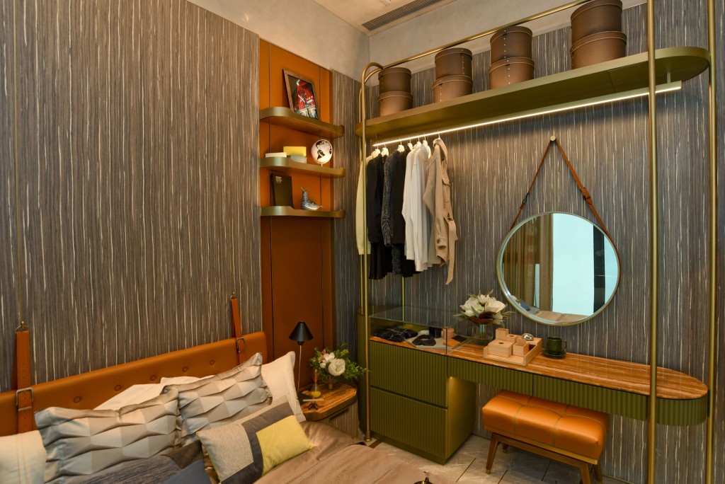  房间设有层架和横梁，提供充裕的空间摆放和挂起衣服。（18楼A1室经改动连装修示范单位）