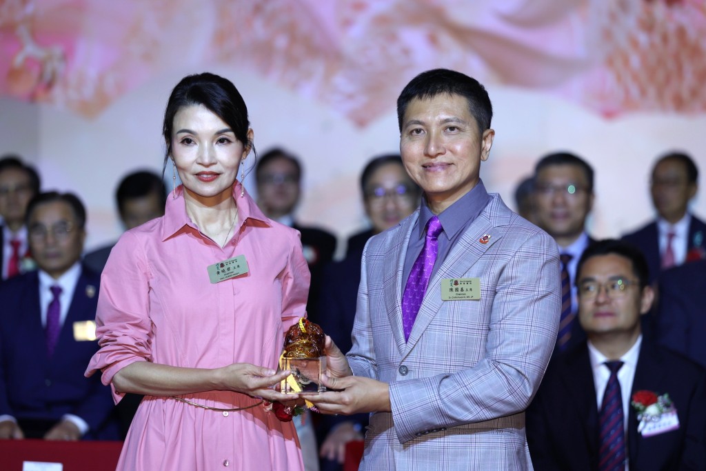 博愛醫院丙午年董事局主席陳國基博士, MH, JP（右）於乙巳年董事局黃曉君主席（左）手上接受印信，正式帶領新一屆董事局繼續弘揚「博愛精神」。