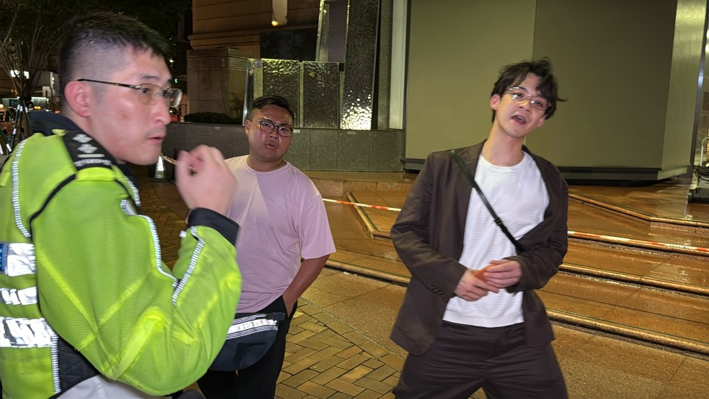 藝人余德丞(右)是私家車上男乘客,事後他自行離開。 藝人余德丞(右)是私家車上男乘客,事後他自行離開。