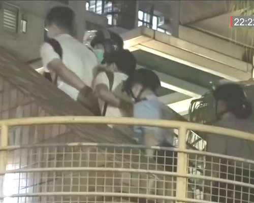 2名男子被帶走。有綫截圖