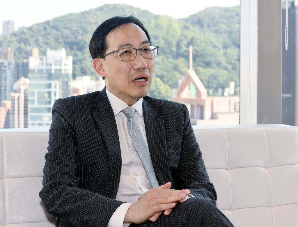 富豪物業衛振聲表示,樓價觸底反彈情況明顯,預期未來一年中小型住宅樓價上升3%,豪宅升幅更達5%。 富豪物業衛振聲表示,樓價觸底反彈情況明顯,預期未來一年中小型住宅樓價上升3%,豪宅升幅更達5%。