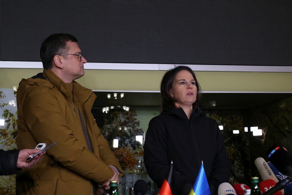 德国外交部长贝尔伯克和乌克兰外交部长库列巴出席新闻发布会。reuters