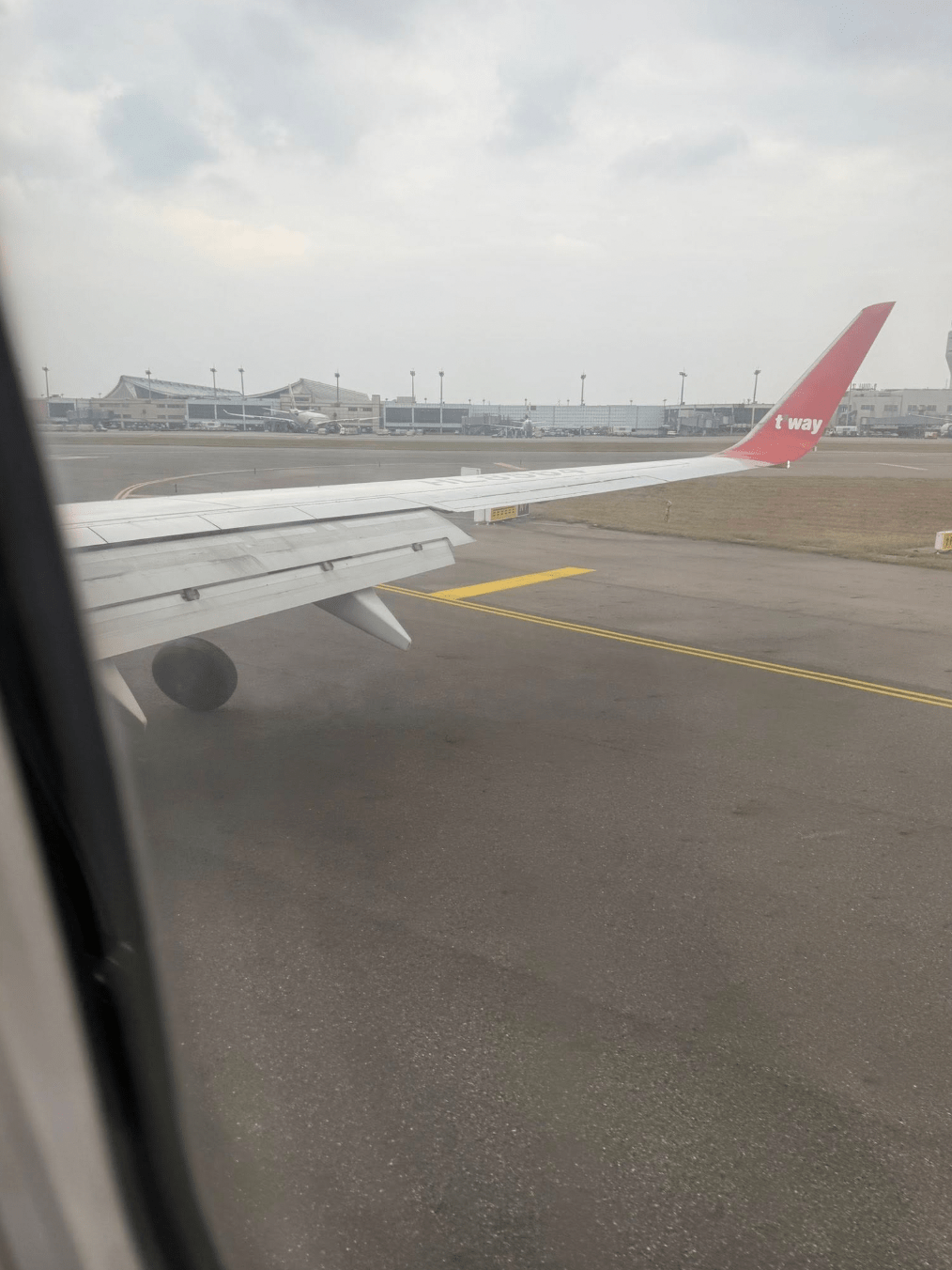 8日，德威航空一架同为波音737-800的TW687航班，由济州飞往台湾桃园，降落桃园国际机场时，右侧主轮脱落。Threads@edward_cyy_