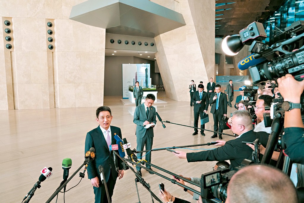 中國商務部副部長李成鋼，會後向記者講述磋商情況。