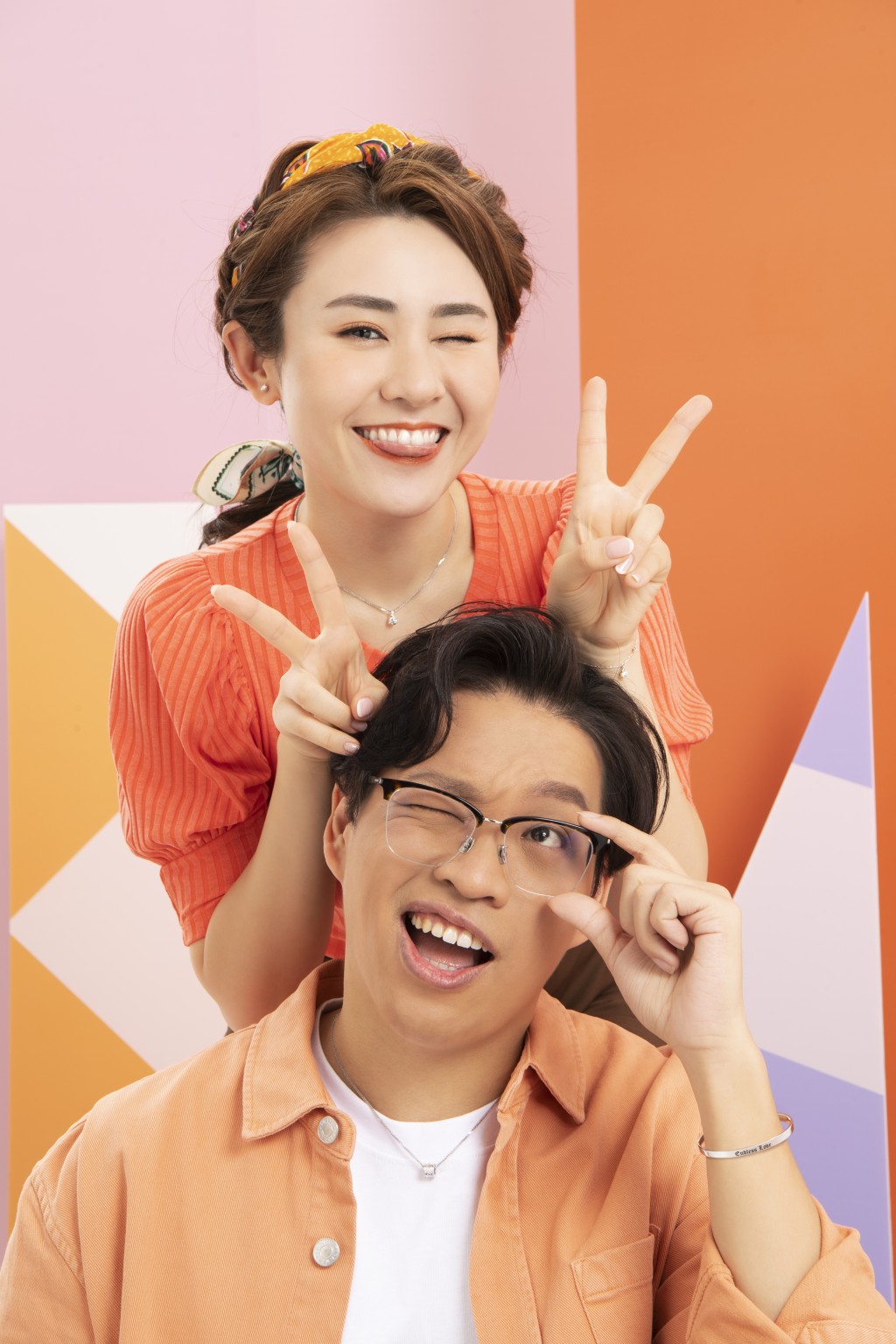 On Cherry/T MARK觸動愛系列18K白色及玫瑰色黃金美鑽耳環/$24,600起、吊墜/$21,900起/不包項鏈、手鏈/$5,500起；On Kyle/情約系列男裝925純銀手鐲/$1,600、僅於品牌官方網店發售的小點滴系列18K白色黃金鑽石串飾/$2,022。 