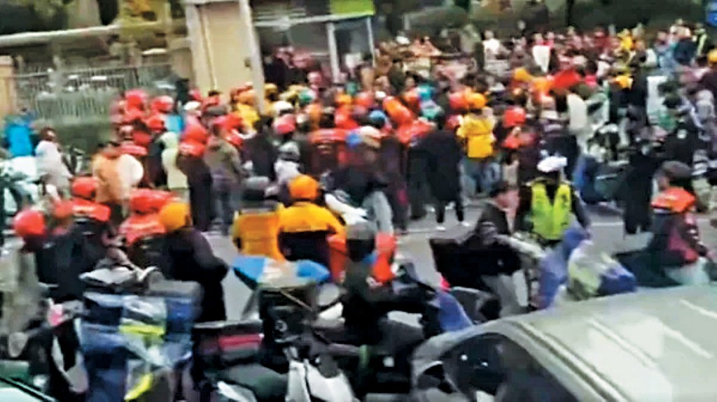 外賣員在涉事小區門口集結。