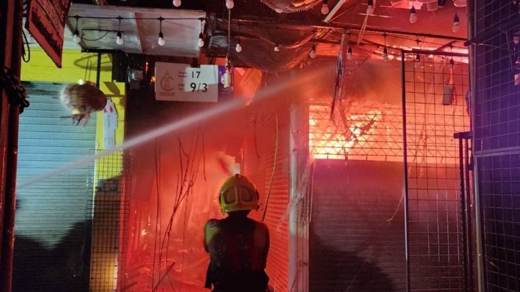 曼谷Chatuchak市集 | 深夜突發大火 濃煙密布 燒毀28店舖