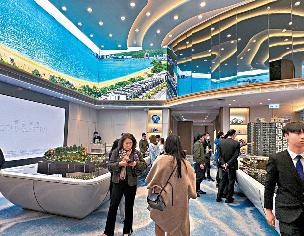 黃金海灣．珀岸昨日陸續有參觀客到場，情況不俗， 項目迄今累錄逾2000參觀人次。