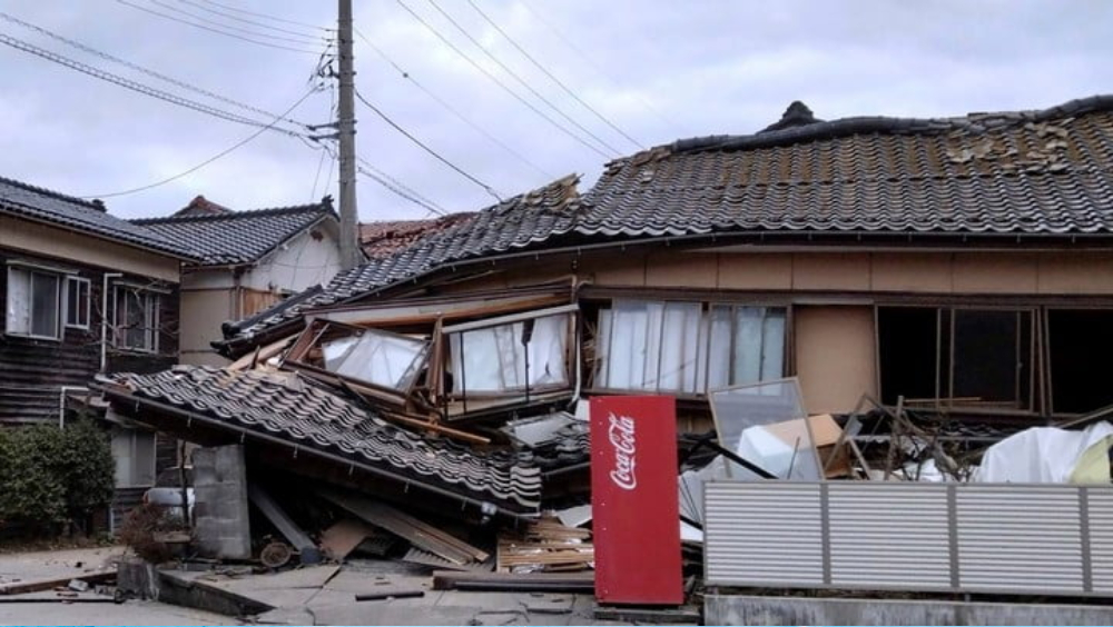 日本能登7.6级地震，不少房屋受损。 AP