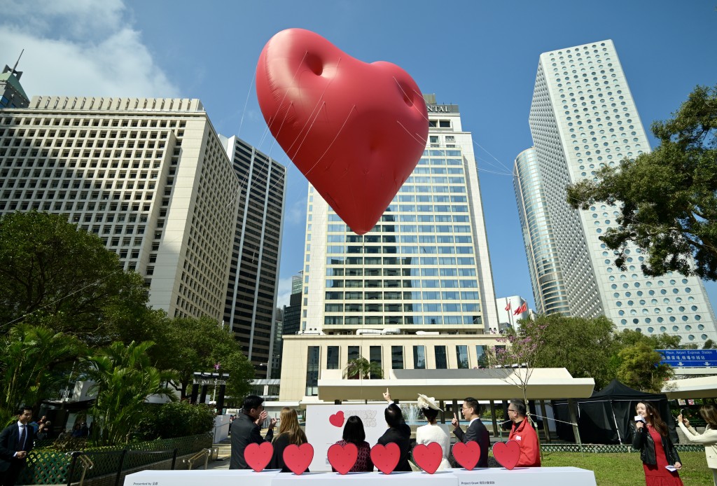 「Chubby Hearts」昨日起在中環皇后像廣場花園展示。資料圖片