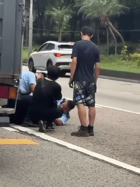 兩名警員制服其中一名男子。