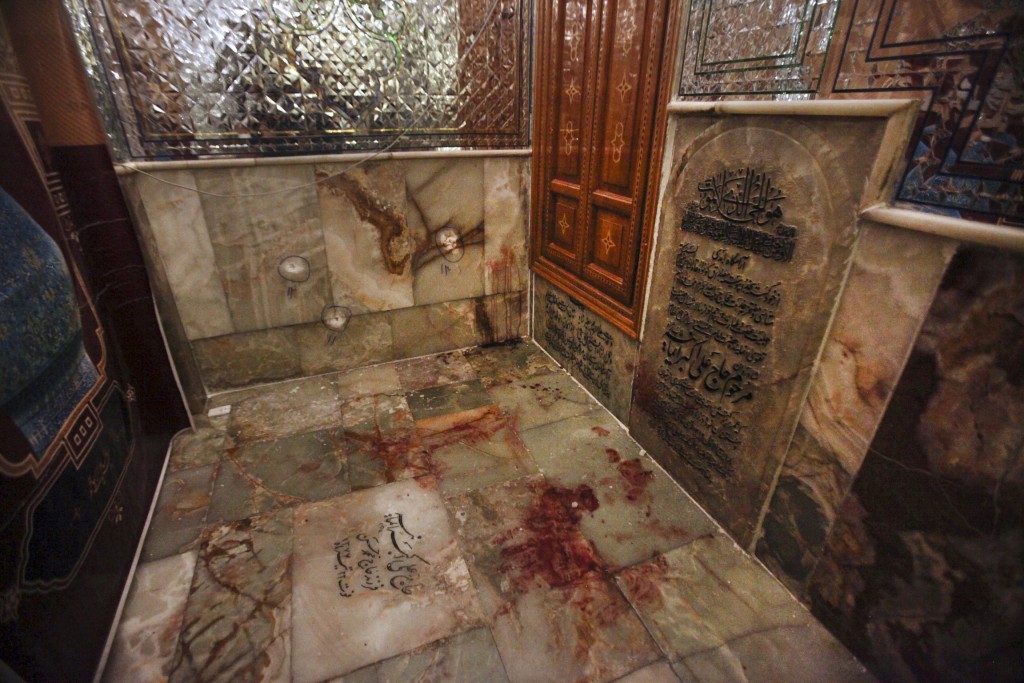枪手袭击清真寺后，墙上出现了弹孔，地上出现了大量血迹。AP