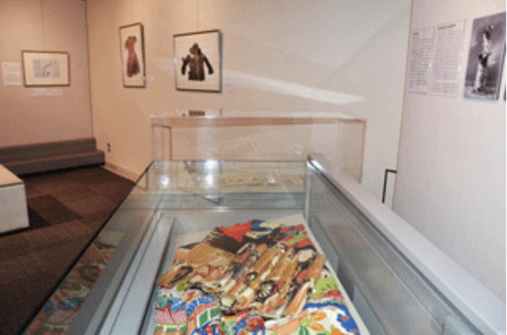 飯田國彦母親的遺物在和平紀念資料館展出。