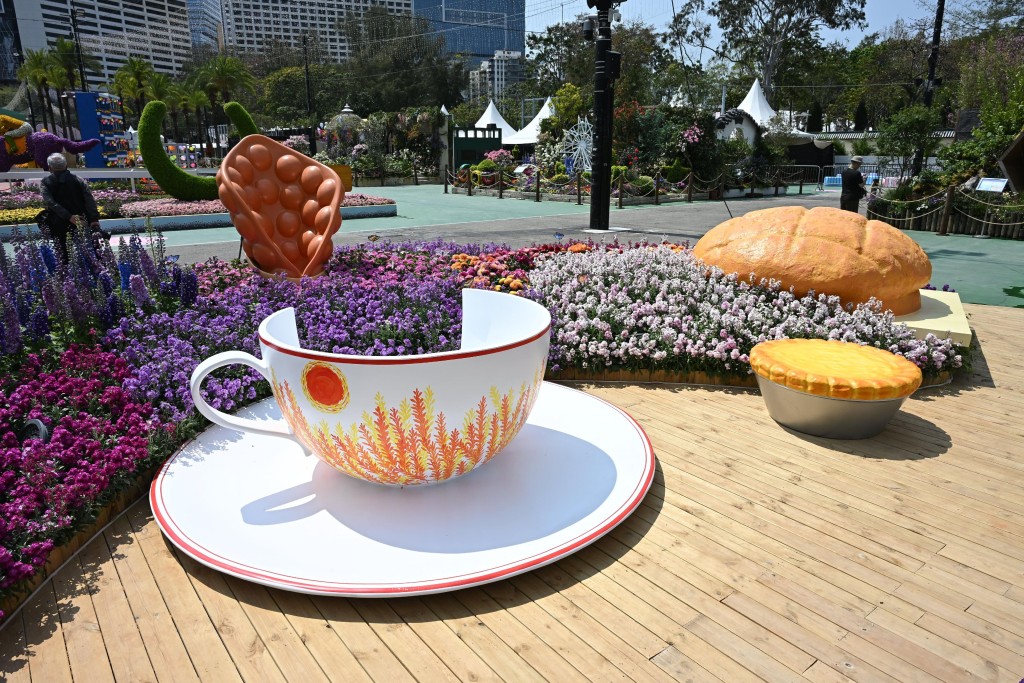會場中軸線設有多個展示香港特色的大型園林造景，如「港飲港食」園景。（圖片來源：康文署）