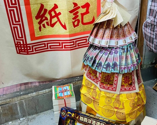 紙紮舖老闆用紙紮聖誕樹裝飾店舖。泰記壽紙網店FB